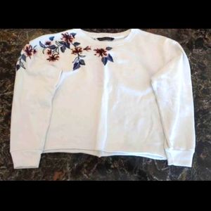 Abercrombie & Fitch Size Small Cropped Sweatshirt, Wht w/Crochet Floral Detail